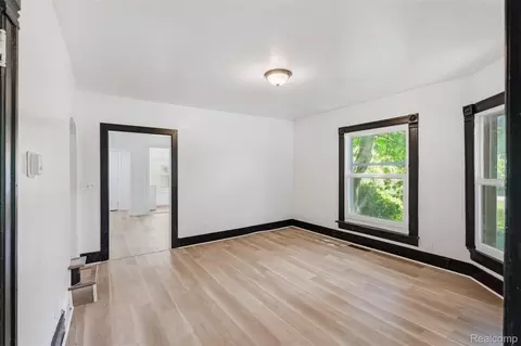 Living - 307 N Gorham St, Jackson, MI 49202 photo 2 of 2