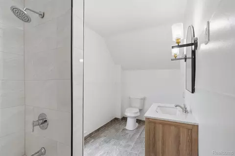 Bath - 307 N Gorham St, Jackson, MI 49202 photo 3 of 4