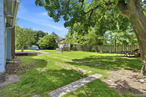 Exterior - 307 N Gorham St, Jackson, MI 49202 photo 5 of 9