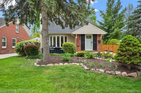 13347 Nadine Ave, Huntington Woods, MI 48070