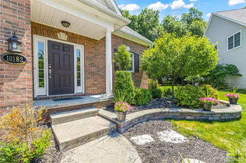 10182 Edgewood Dr, Grand Blanc, MI 48439