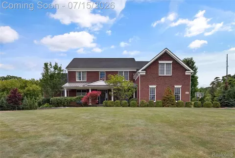 2433 Woodridge Court Ct, Milford, MI 48380