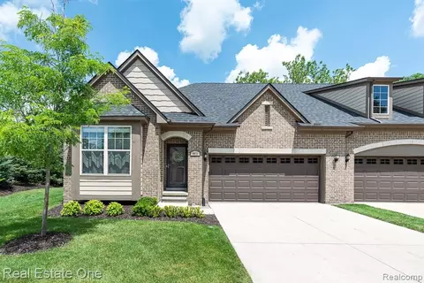 1011 Hampshire Ct, Rochester Hills, MI 48307