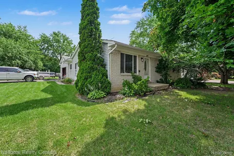 4771 Hatchery Rd, Waterford, MI 48329