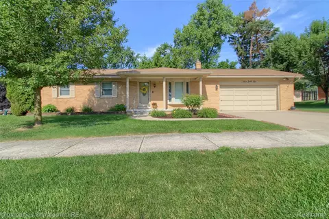 565 Center Rdg, South Lyon, MI 48178