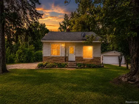 4855 Hatchery Rd, Waterford, MI 48329