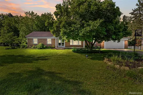 13404 Sequoia Ln, Green Oak, MI 48178