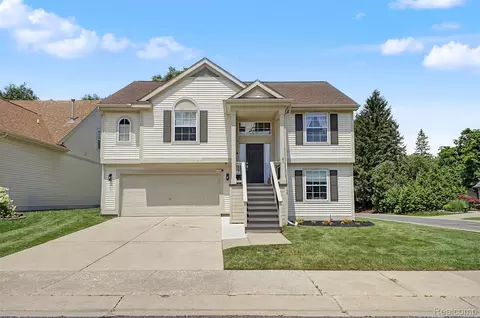 6400 Lake Meadow Dr, Waterford, MI 48327