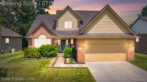 21053 Oak Ridge Dr, Clinton Township, MI 48036