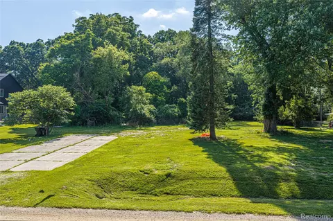 466 Driftwood Ave, Rochester Hills, MI 48307