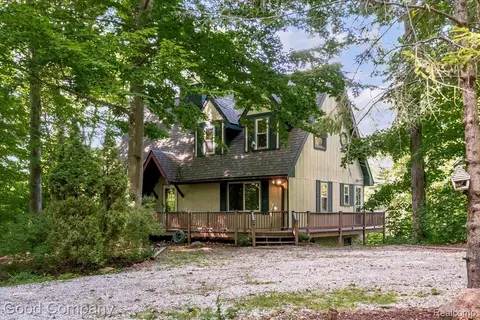 8569 Stonegate Dr, Northville, MI 48168