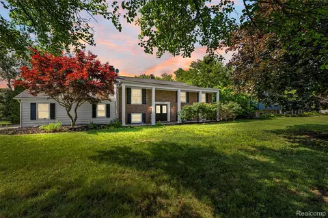 13428 Sequoia Ln, Green Oak, MI 48178