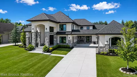 10464 Stoney Point Dr, Green Oak, MI 48178