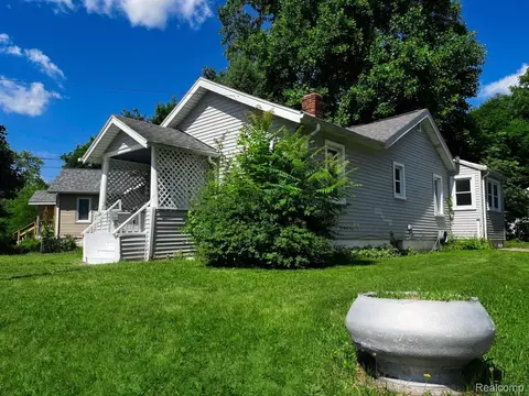 93 Omar St, Pontiac, MI 48342