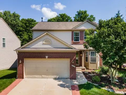 416 Otter Run Rd, Holly, MI 48442