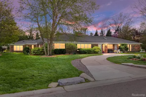 12959 Talbot Ln, Huntington Woods, MI 48070