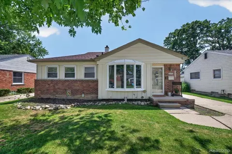 23002 Carolina St, Saint Clair Shores, MI 48080