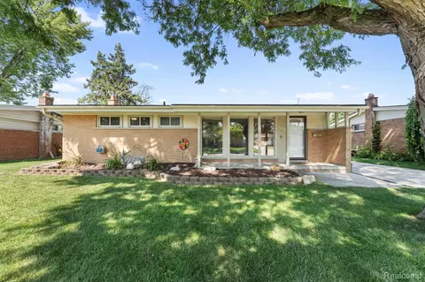 9971 Hartel Ct, Livonia, MI 48150