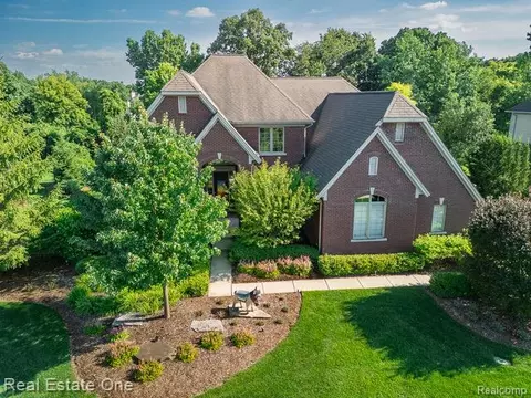 1067 Newgate Ct, Oakland, MI 48363