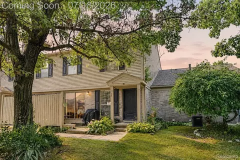 30 Pine Tree Ridge Dr, Waterford, MI 48327
