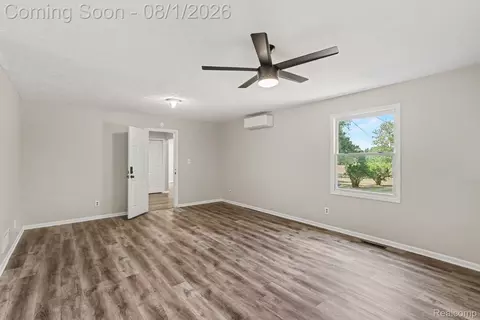 Living - 1253 Harper Rd, Alaiedon, MI 48854 photo 4 of 6