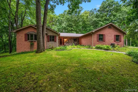 670 Rolling Acres Dr, Brandon, MI 48462
