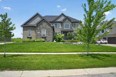 386 Overlook Dr, Oxford, MI 48371