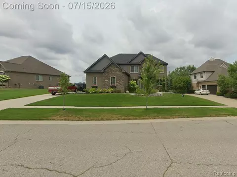 386 Overlook Dr, Oxford, MI 48371
