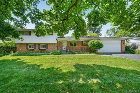 32533 Nestlewood St, Farmington Hills, MI 48334