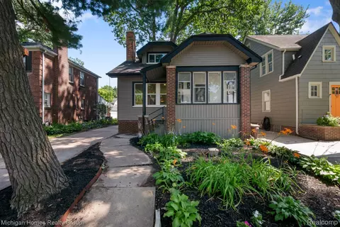 62 Wellesley Dr, Pleasant Ridge, MI 48069