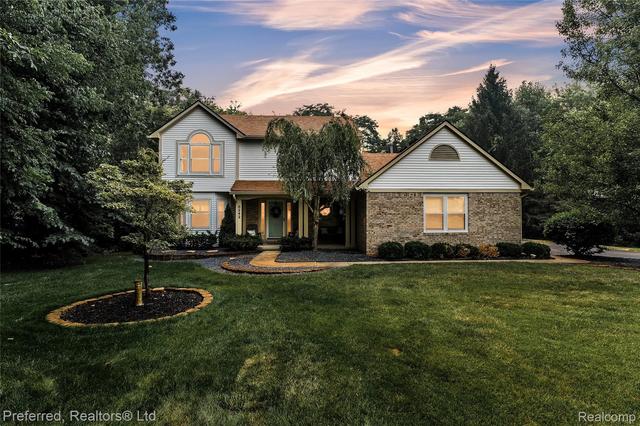 8242 Terrace Ct, Pinckney, MI 48169
