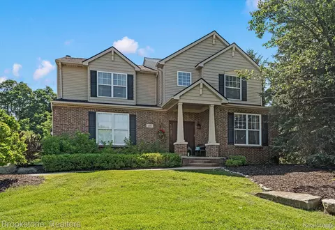 1161 Glass Lake Cir, Oxford, MI 48371