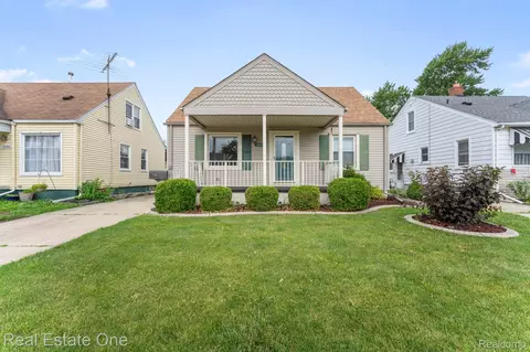 1078 10th St, Wyandotte, MI 48192