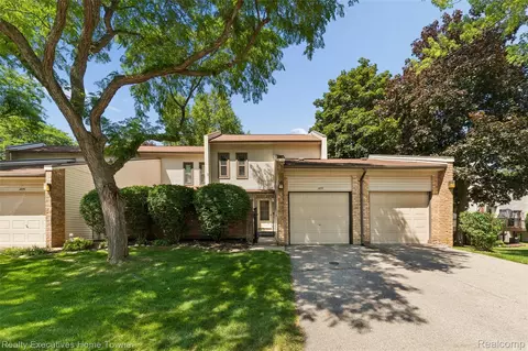 1077 Willow Grove Ct, Rochester Hills, MI 48307