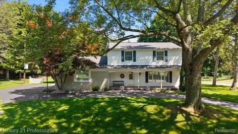 633 Foxhall Rd, Bloomfield Hills, MI 48304
