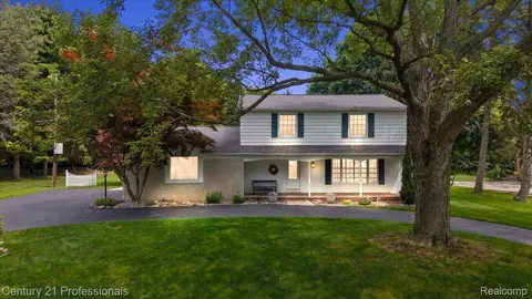 633 Foxhall Rd, Bloomfield Hills, MI 48304