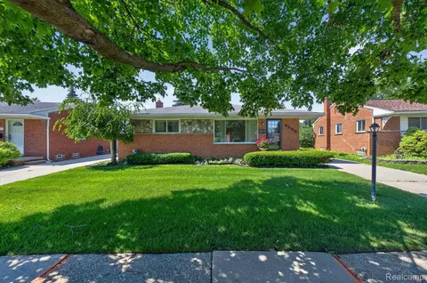 8599 Cardwell St, Westland, MI 48185