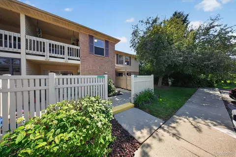 61165 Greenwood Dr, South Lyon, MI 48178