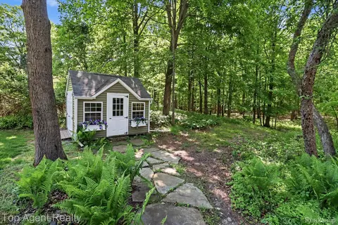 Exterior - 2411 Farmbrook Trl, Addison, MI 48370 photo 4 of 8