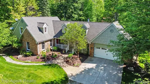 Exterior - 2411 Farmbrook Trl, Addison, MI 48370 photo 6 of 8