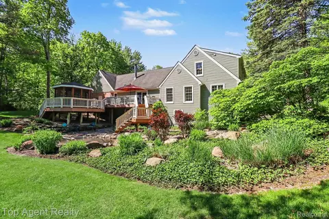 Exterior - 2411 Farmbrook Trl, Addison, MI 48370 photo 5 of 8