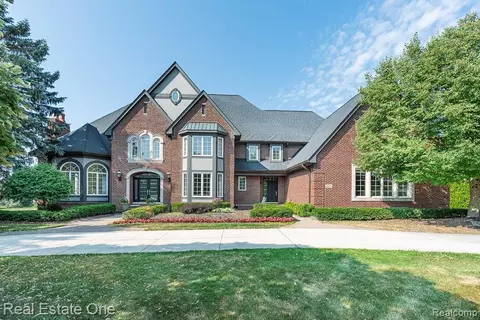 5575 Murfield Dr, Rochester, MI 48306