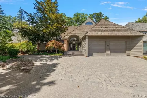40 Scenic Oaks Dr N, Bloomfield Hills, MI 48304
