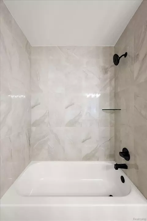 Bath - 24462 Sawgrass Dr, Macomb, MI 48042 photo 10 of 13
