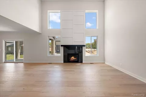 Living - 24462 Sawgrass Dr, Macomb, MI 48042 photo 2 of 5