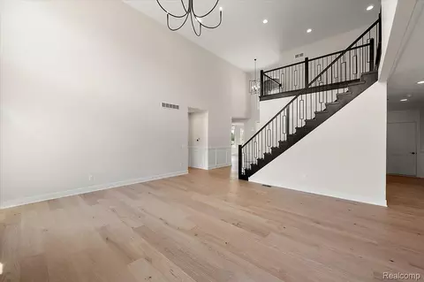 Living - 24462 Sawgrass Dr, Macomb, MI 48042 photo 4 of 5