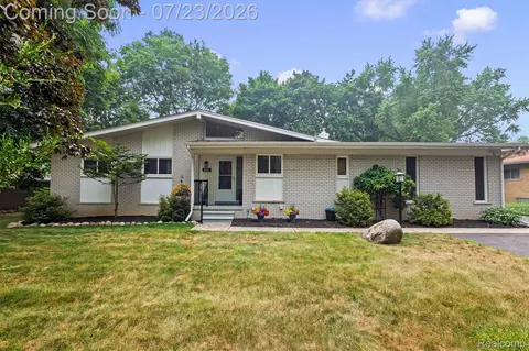 656 Lynndale Ct, Rochester Hills, MI 48309