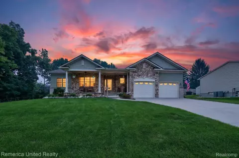 6169 Bay Ct, Waterford, MI 48327