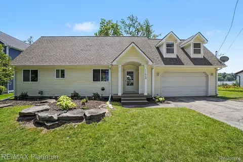 11624 Island Ct, Hartland, MI 48353