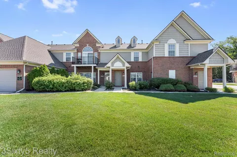 27636 Hidden Oaks Dr, Brownstown, MI 48183